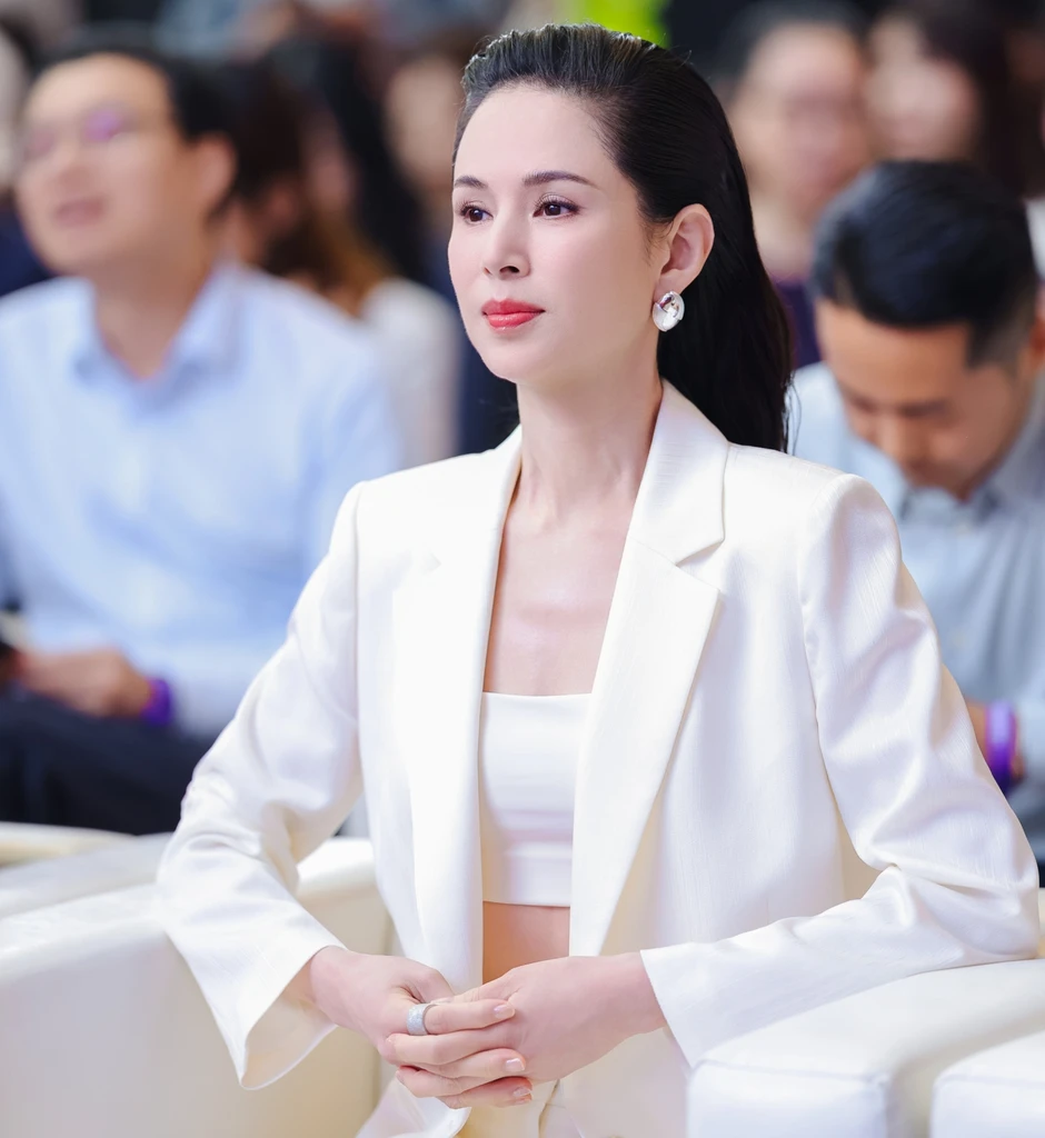 Lý Nhược Đồng càng nhìn càng không thấy giống con người Lý Nhược Đồng càng nhìn càng không thấy giống con người