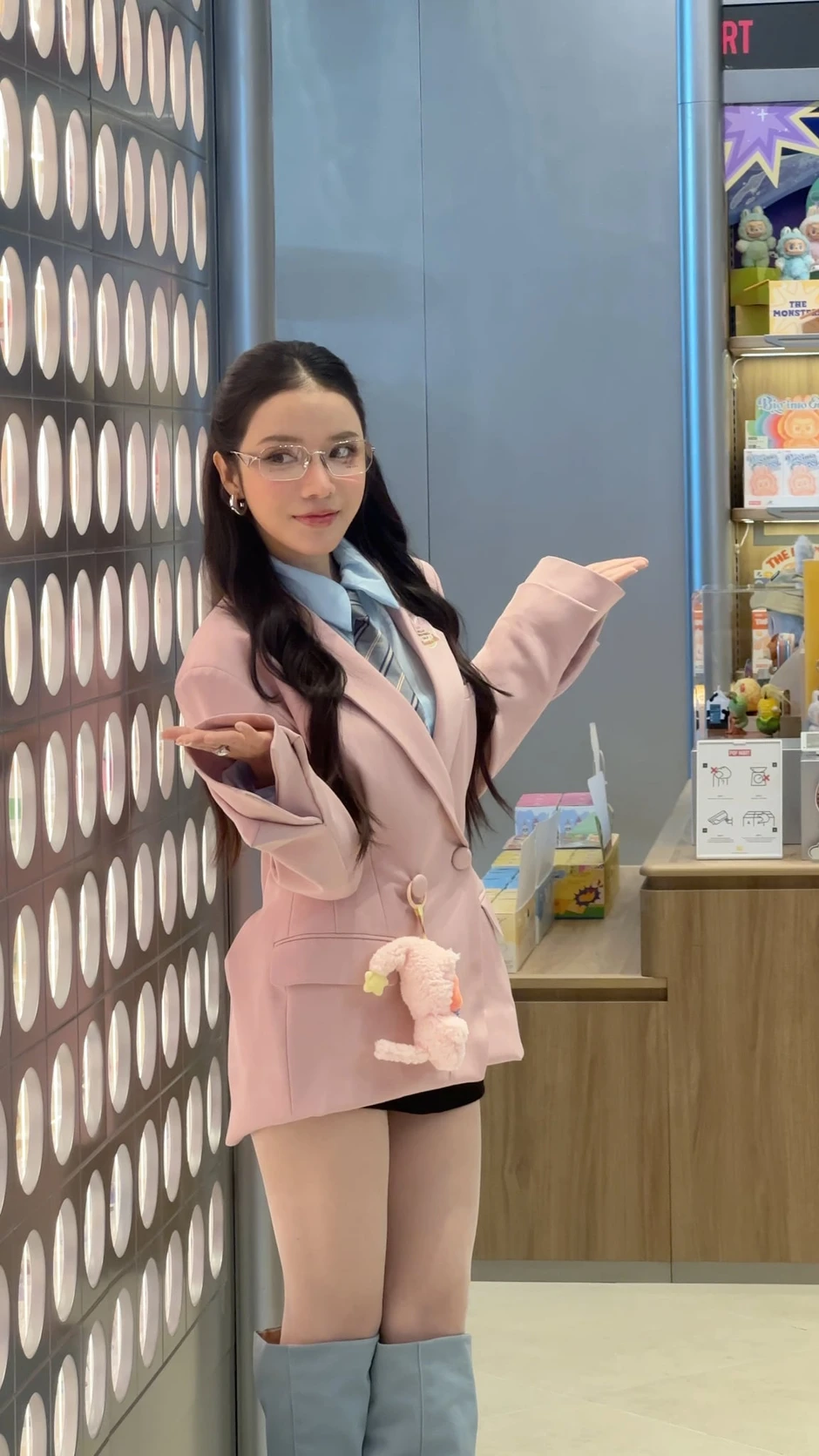 LyLy hội ngộ "chồng" cao 1m92, đắt show sau phim 450 tỷ đồng LyLy hội ngộ "chồng" cao 1m92, đắt show sau phim 450 tỷ đồng