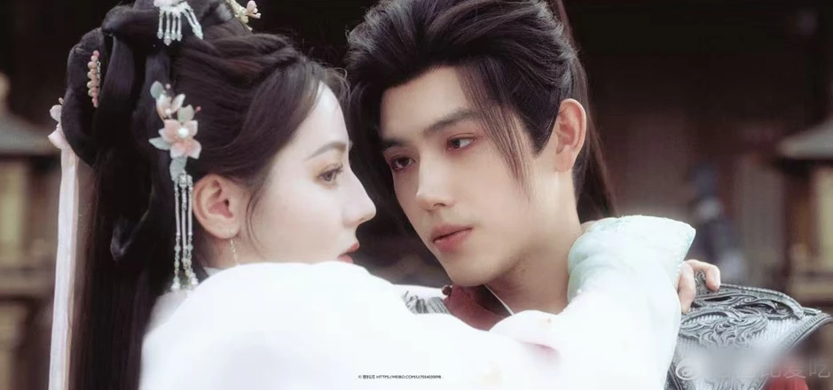 Mỹ nam bị coi là kẹo cao su dính dưới giày của Địch Lệ Nhiệt Ba Mỹ nam bị coi là kẹo cao su dính dưới giày của Địch Lệ Nhiệt Ba