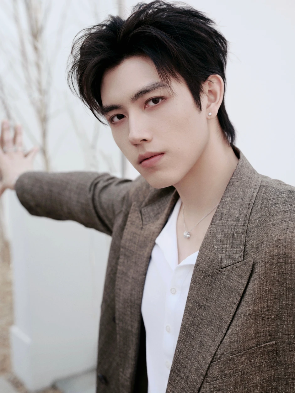Mỹ nam bị coi là kẹo cao su dính dưới giày của Địch Lệ Nhiệt Ba Mỹ nam bị coi là kẹo cao su dính dưới giày của Địch Lệ Nhiệt Ba