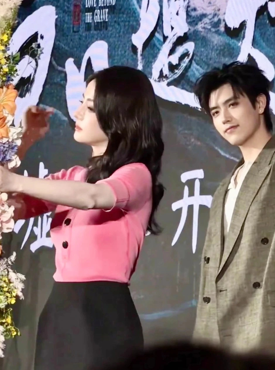 Mỹ nam bị coi là kẹo cao su dính dưới giày của Địch Lệ Nhiệt Ba Mỹ nam bị coi là kẹo cao su dính dưới giày của Địch Lệ Nhiệt Ba