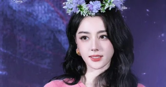 Mỹ nam bị coi là kẹo cao su dính dưới giày của Địch Lệ Nhiệt Ba