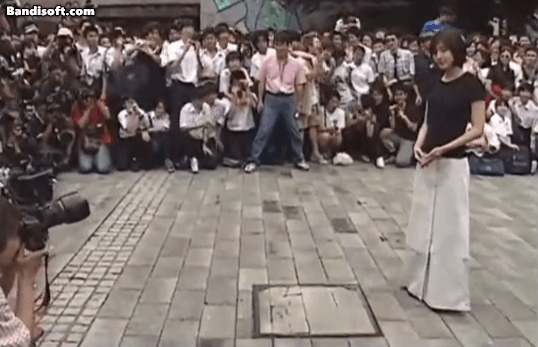 Mỹ nhân đi nhập học mà 1000 sinh viên và phóng viên bao vây Mỹ nhân đi nhập học mà 1000 sinh viên và phóng viên bao vây