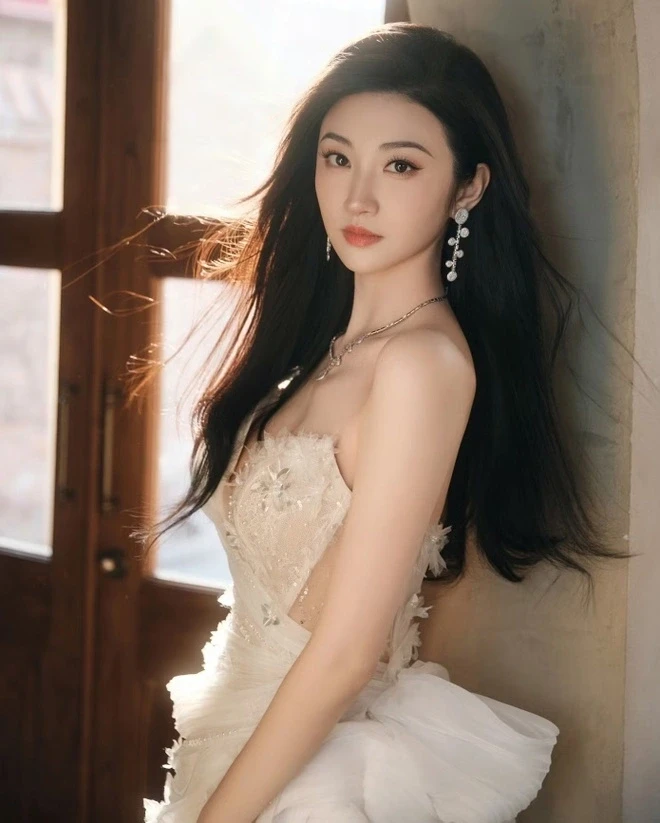 Mỹ nhân được ví là “bông hồng phú quý” Cảnh Điềm lao đao vì loạt bê bối Mỹ nhân được ví là “bông hồng phú quý” Cảnh Điềm lao đao vì loạt bê bối