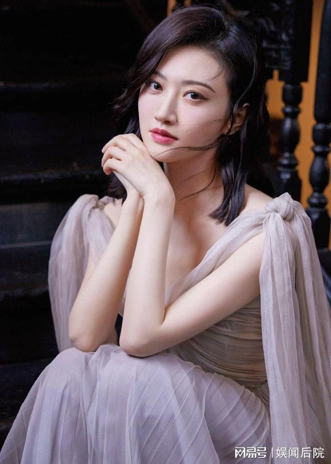 Mỹ nhân được ví là “bông hồng phú quý” Cảnh Điềm lao đao vì loạt bê bối Mỹ nhân được ví là “bông hồng phú quý” Cảnh Điềm lao đao vì loạt bê bối