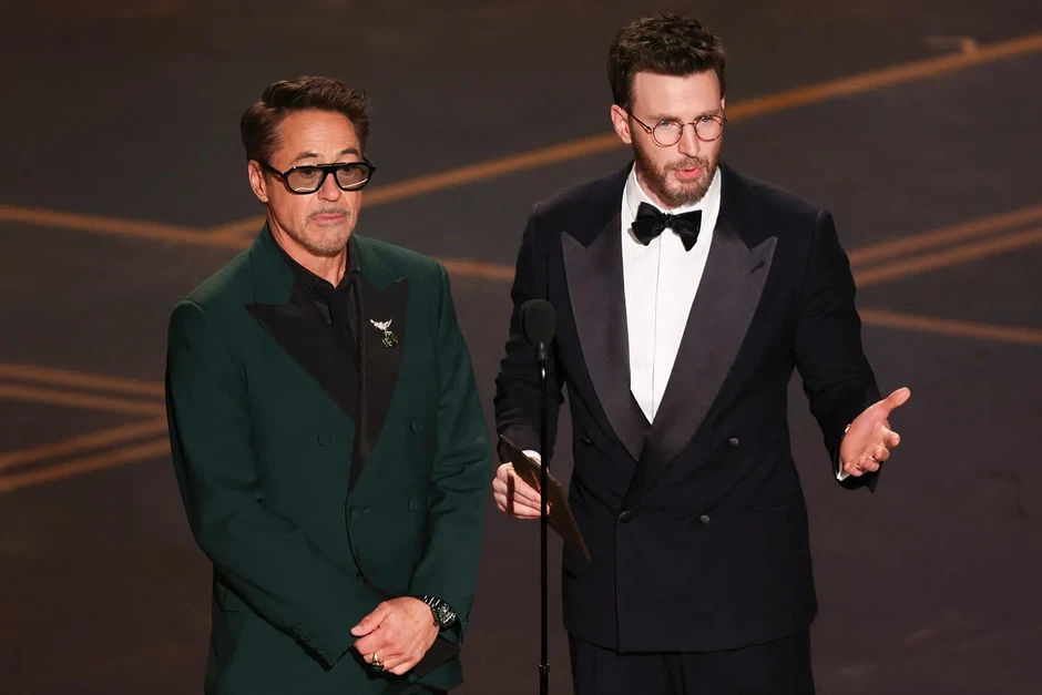 Màn tặng đồ lót trên sân khấu gây tranh cãi nhất Oscar 2026 Màn tặng đồ lót trên sân khấu gây tranh cãi nhất Oscar 2026