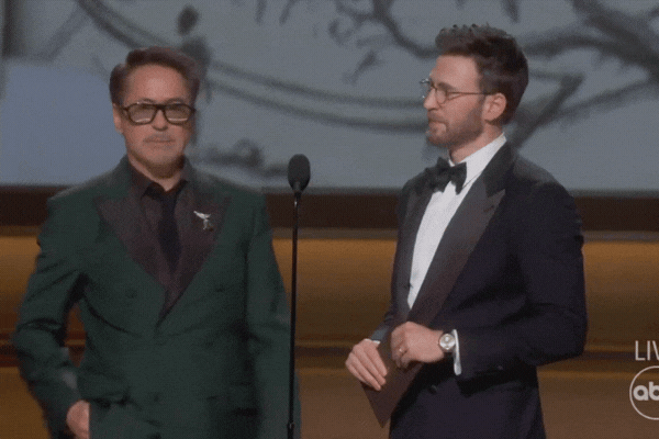 Màn tặng đồ lót trên sân khấu gây tranh cãi nhất Oscar 2026 Màn tặng đồ lót trên sân khấu gây tranh cãi nhất Oscar 2026