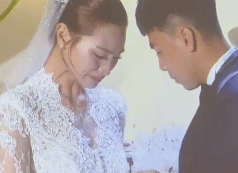 MC Huyền Trang VTV khóc như mưa khi nhận quà của chồng Đức Huy trong đám cưới MC Huyền Trang VTV khóc như mưa khi nhận quà của chồng Đức Huy trong đám cưới