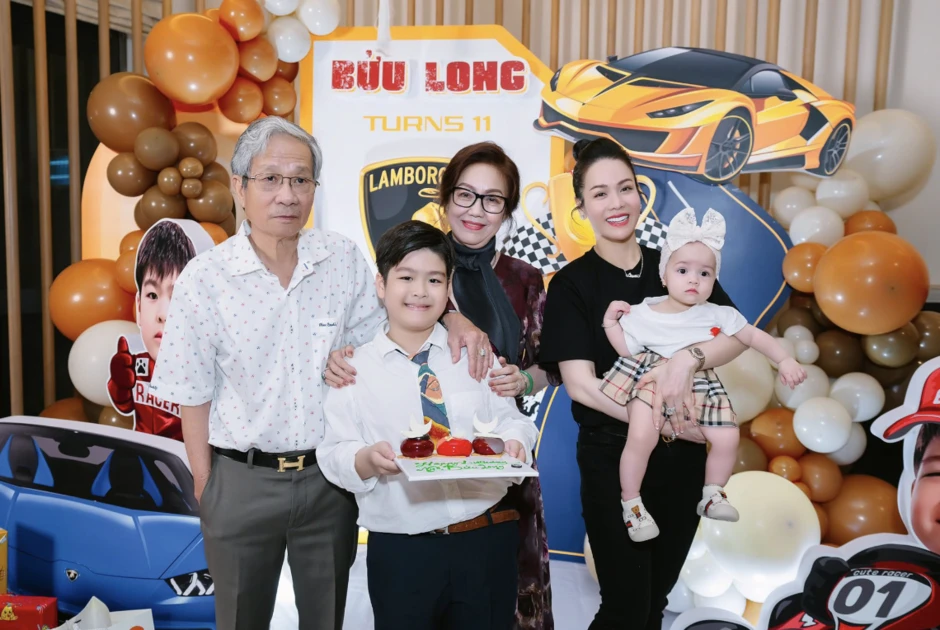 Mẹ đơn thân giàu nhất Vbiz ở biệt thự 20 tỷ, 40 tuổi tự sinh con, trẻ mãi không già suốt 15 năm Mẹ đơn thân giàu nhất Vbiz ở biệt thự 20 tỷ, 40 tuổi tự sinh con, trẻ mãi không già suốt 15 năm