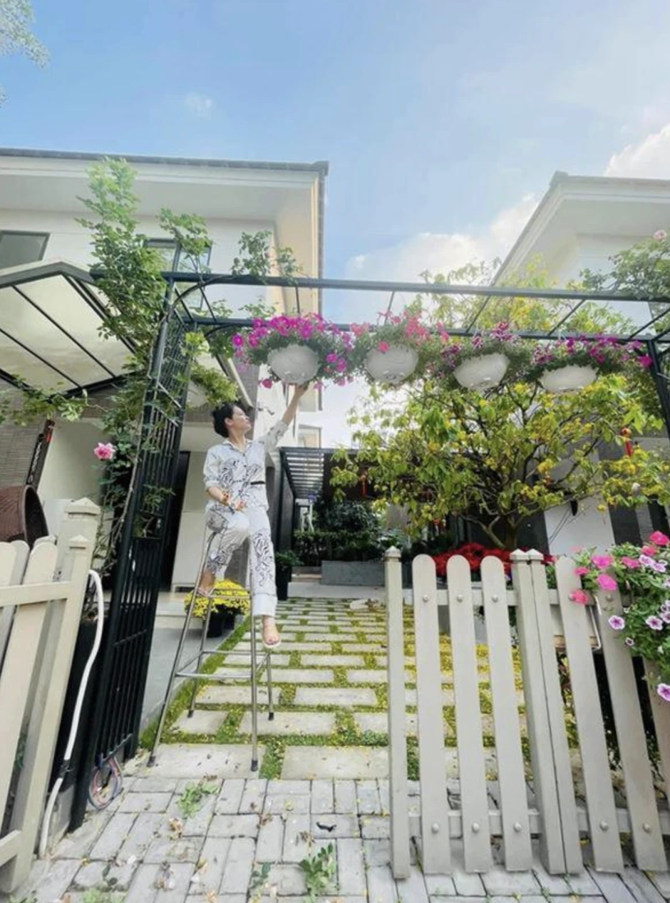 Mẹ đơn thân giàu nhất Vbiz ở biệt thự 20 tỷ, 40 tuổi tự sinh con, trẻ mãi không già suốt 15 năm Mẹ đơn thân giàu nhất Vbiz ở biệt thự 20 tỷ, 40 tuổi tự sinh con, trẻ mãi không già suốt 15 năm