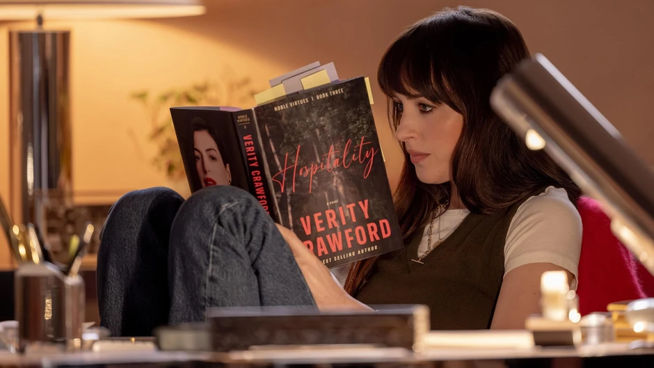 Mở mắt đúng cách thấy là thấy Anne Hathaway hôn Dakota Johnson Mở mắt đúng cách thấy là thấy Anne Hathaway hôn Dakota Johnson