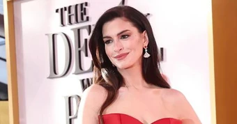 Mở mắt đúng cách thấy là thấy Anne Hathaway hôn Dakota Johnson