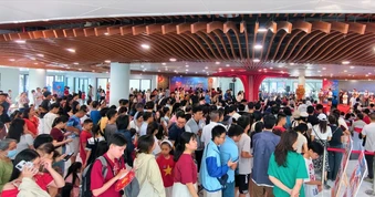 Người dân Đà Nẵng xếp hàng trải nghiệm “thời khắc thiêng liêng”