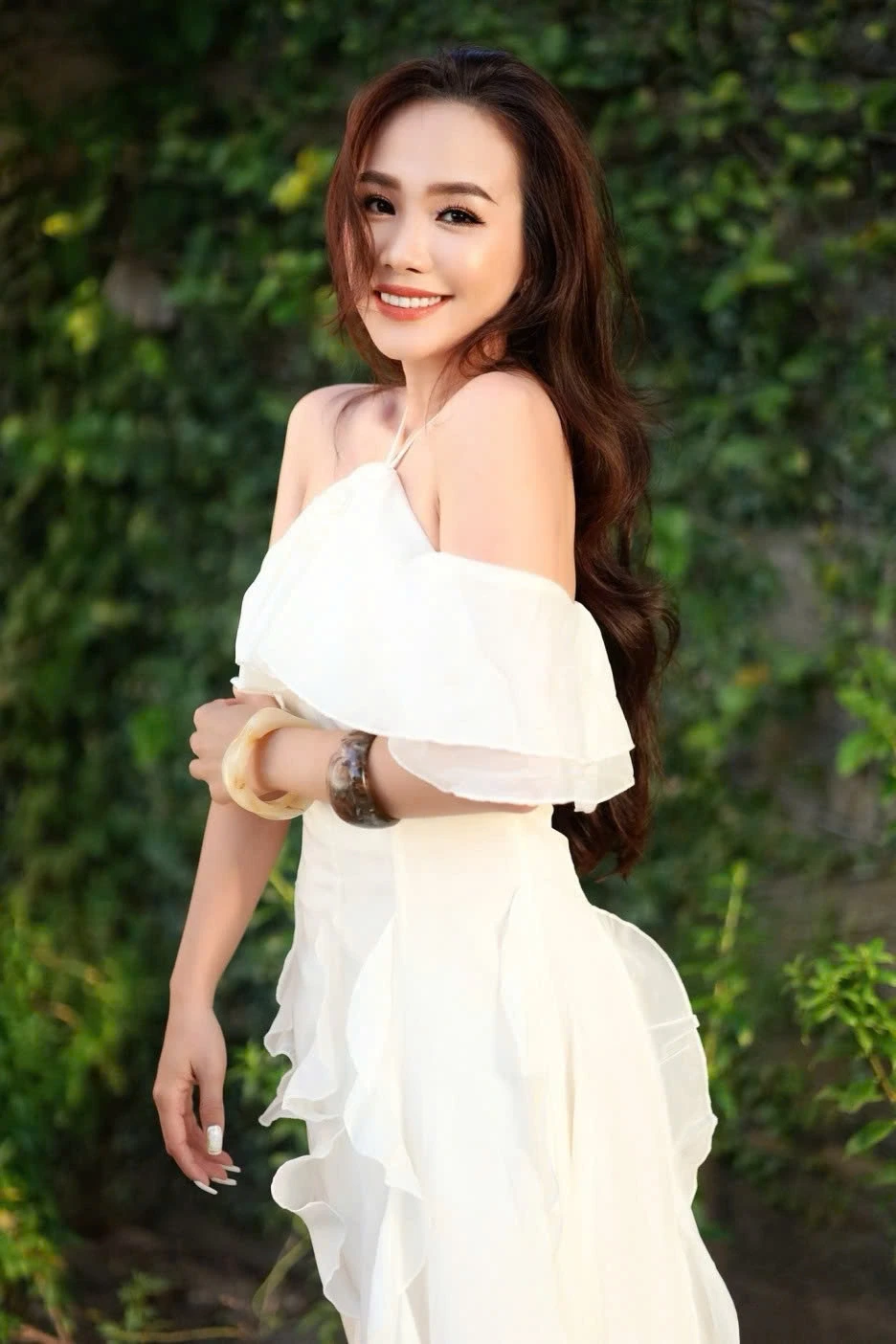 Nhan sắc nữ biên tập viên trong "Bóng ma hạnh phúc" gây chú ý