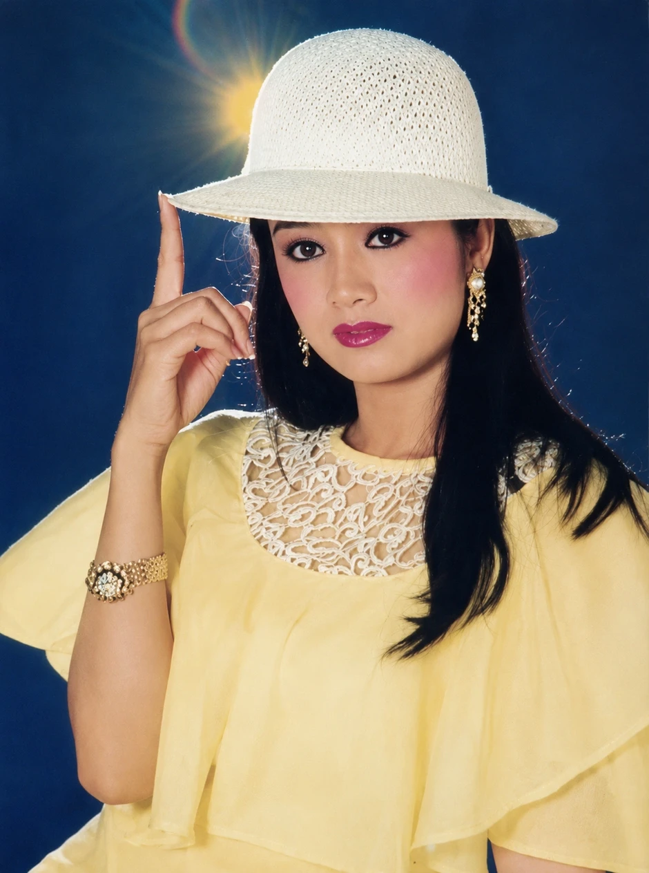 Nhan sắc Thu Hà "Lá ngọc cành vàng" giữa thập niên 90 qua các bức ảnh hiếm Nhan sắc Thu Hà "Lá ngọc cành vàng" giữa thập niên 90 qua các bức ảnh hiếm