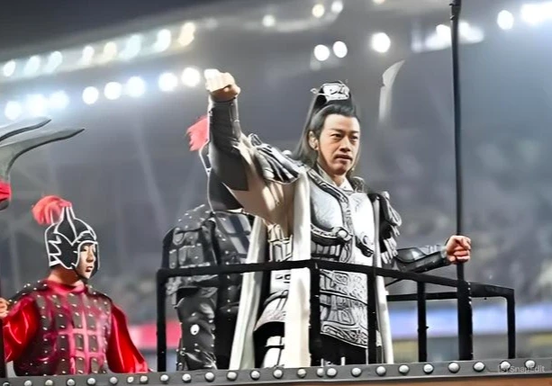 Nhờ hiệu ứng “tướng quân kem nền”, Hà Nhuận Đông nổi tiếng lại sau 14 năm Nhờ hiệu ứng “tướng quân kem nền”, Hà Nhuận Đông nổi tiếng lại sau 14 năm