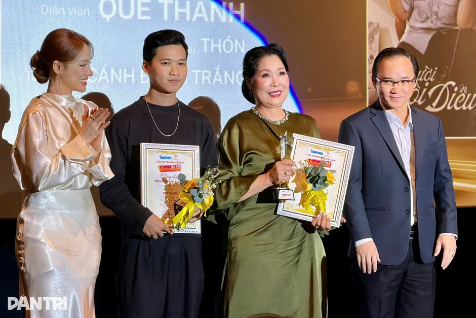 NSND Hồng Vân đoạt giải diễn xuất ở tuổi 60, hé lộ về con trai nối nghiệp NSND Hồng Vân đoạt giải diễn xuất ở tuổi 60, hé lộ về con trai nối nghiệp