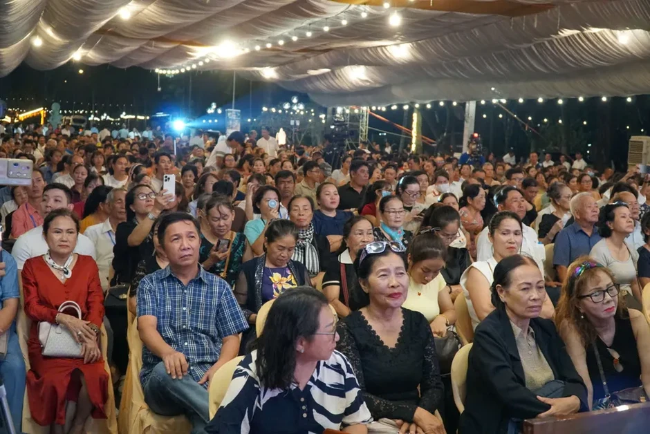 NSND Kim Cương diễn lại "Lá sầu riêng" tri ân khán giả NSND Kim Cương diễn lại "Lá sầu riêng" tri ân khán giả