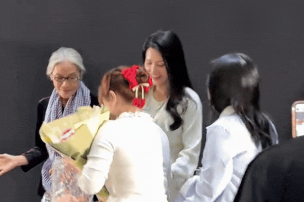 NSND Thanh Hiền đưa tay nhận quà bị khán giả ngó lơ NSND Thanh Hiền đưa tay nhận quà bị khán giả ngó lơ