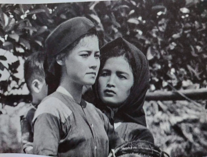 NSND Trà Giang xúc động đón nhận quyển sách của thầy NSND Trà Giang xúc động đón nhận quyển sách của thầy