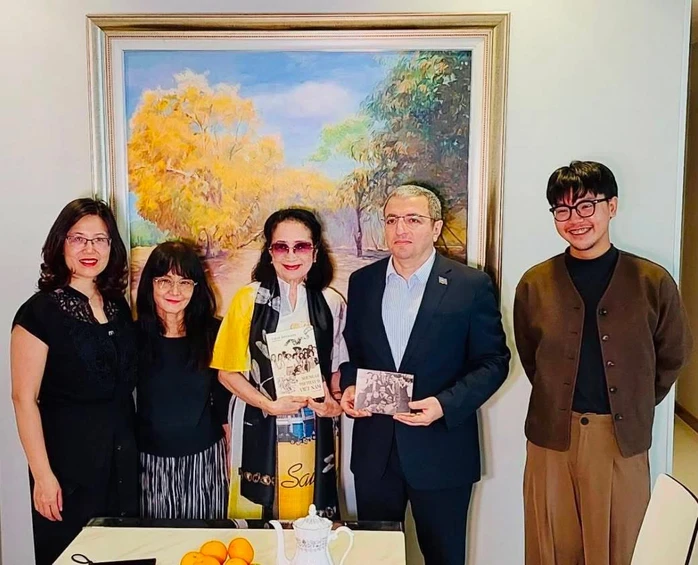 NSND Trà Giang xúc động đón nhận quyển sách của thầy NSND Trà Giang xúc động đón nhận quyển sách của thầy