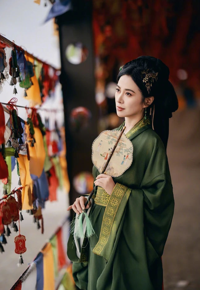 'Nữ thần cổ trang' TVB gây tiếc nuối khi rẽ hướng đóng phim ngắn 'Nữ thần cổ trang' TVB gây tiếc nuối khi rẽ hướng đóng phim ngắn