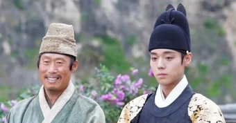 Park Ji Hoon và 'ông chú quốc dân' Yoo Hai Jin phim 2700 tỷ 'Dưới bóng Điện Hạ'