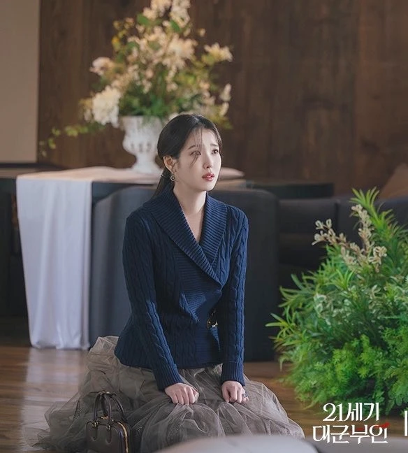 Perfect Crown tập 9: IU quỳ gối cầu xin vì Byeon Woo Seok Perfect Crown tập 9: IU quỳ gối cầu xin vì Byeon Woo Seok