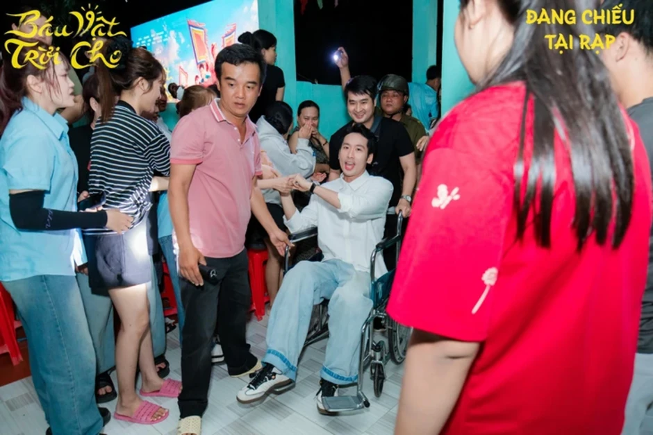Phương Anh Đào, Tuấn Trần chiếu phim miễn phí cho dân làng chài ở Lâm Đồng Phương Anh Đào, Tuấn Trần chiếu phim miễn phí cho dân làng chài ở Lâm Đồng