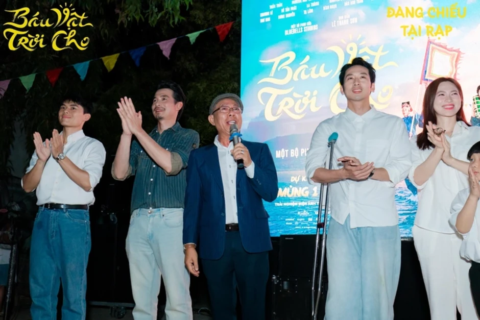 Phương Anh Đào, Tuấn Trần chiếu phim miễn phí cho dân làng chài ở Lâm Đồng Phương Anh Đào, Tuấn Trần chiếu phim miễn phí cho dân làng chài ở Lâm Đồng