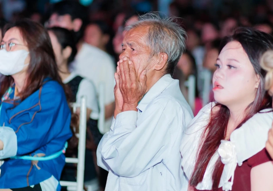 Phương Anh Đào, Tuấn Trần chiếu phim miễn phí cho dân làng chài ở Lâm Đồng Phương Anh Đào, Tuấn Trần chiếu phim miễn phí cho dân làng chài ở Lâm Đồng