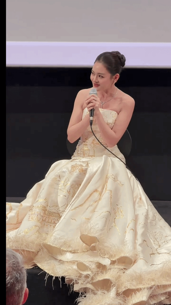 Sau Chi Pu, mất 6 năm showbiz Việt có thêm một mỹ nhân đẹp như công chúa trên thảm đỏ hot bậc nhất xứ Hàn Sau Chi Pu, mất 6 năm showbiz Việt có thêm một mỹ nhân đẹp như công chúa trên thảm đỏ hot bậc nhất xứ Hàn