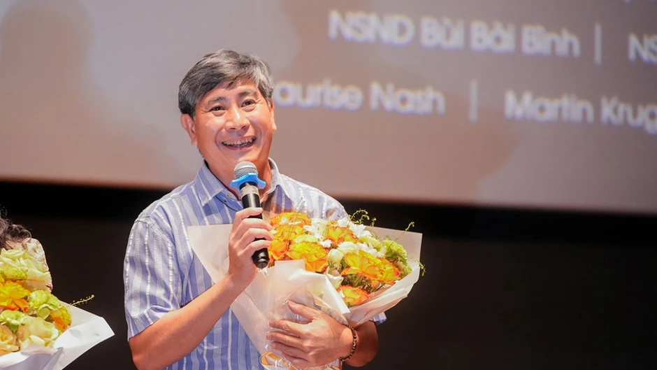 Thanh âm vượt đại dương: Chuyện chưa kể về bản tình ca từ chốn ngục tù Côn Đảo Thanh âm vượt đại dương: Chuyện chưa kể về bản tình ca từ chốn ngục tù Côn Đảo
