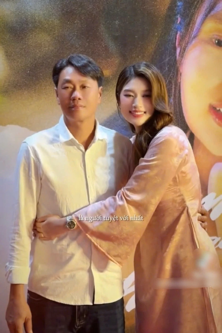 Thiên Ân xuất hiện cùng bố, nói về việc bị chê bai nhan sắc khi để mặt mộc Thiên Ân xuất hiện cùng bố, nói về việc bị chê bai nhan sắc khi để mặt mộc