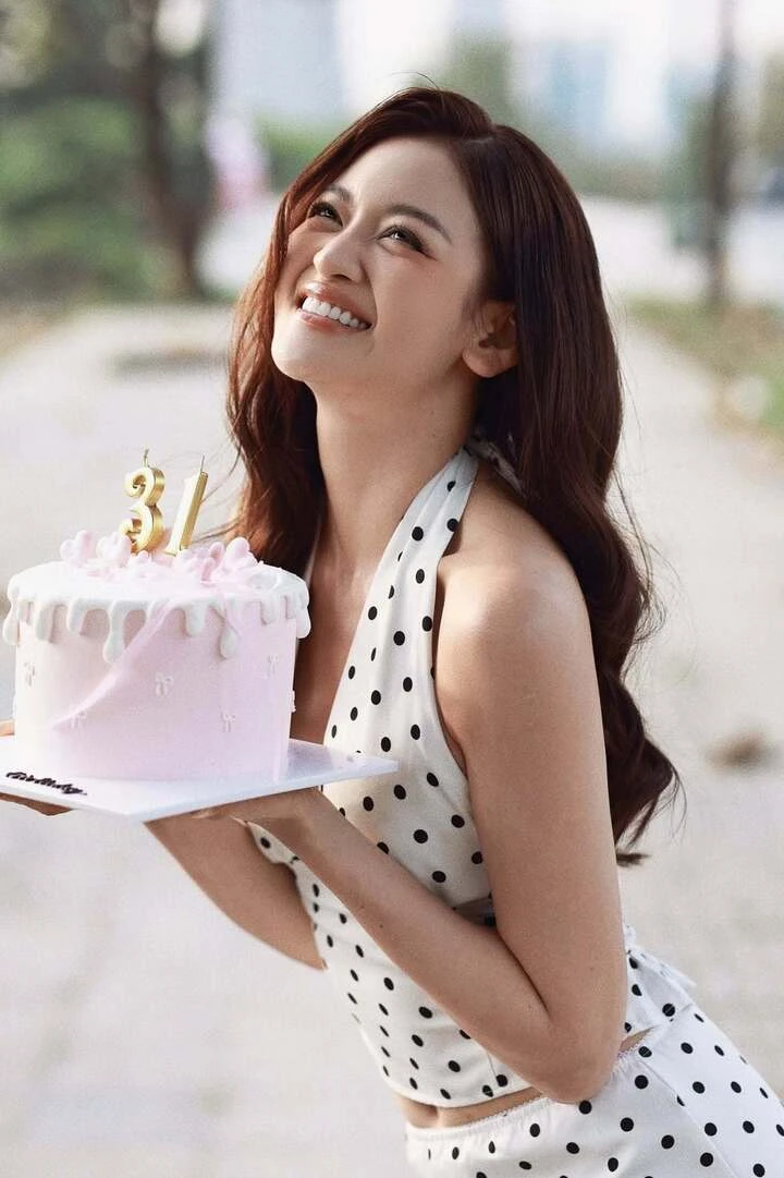 Thùy Anh đang nhận gạch đá trên phim giờ vàng VTV là ai Thùy Anh đang nhận gạch đá trên phim giờ vàng VTV là ai