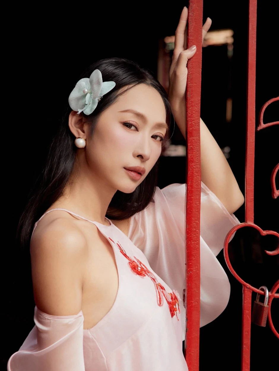 Vbiz mới có 1 cặp đôi lệch tuổi chấn động cõi mạng: Lúc nhà gái nổi tiếng nhà trai còn chưa ra đời Vbiz mới có 1 cặp đôi lệch tuổi chấn động cõi mạng: Lúc nhà gái nổi tiếng nhà trai còn chưa ra đời