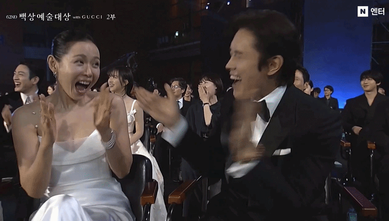 Viral nhất Baeksang 2026: Lee Byung Hun tỏ thái độ với Son Ye Jin Viral nhất Baeksang 2026: Lee Byung Hun tỏ thái độ với Son Ye Jin