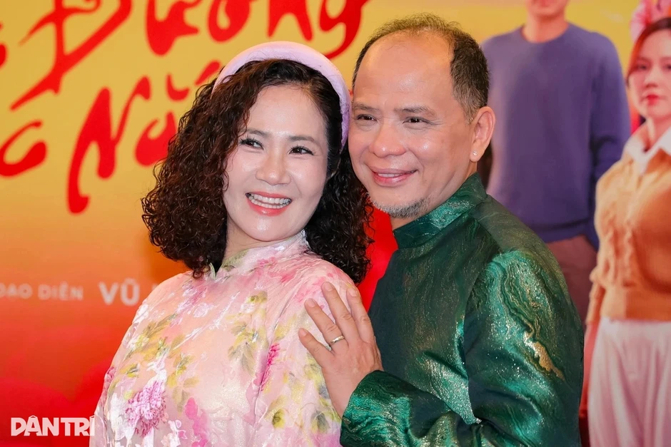 Vợ chồng diễn viên gạo cội gây sốt với cảnh tình tứ trên phim giờ vàng Vợ chồng diễn viên gạo cội gây sốt với cảnh tình tứ trên phim giờ vàng