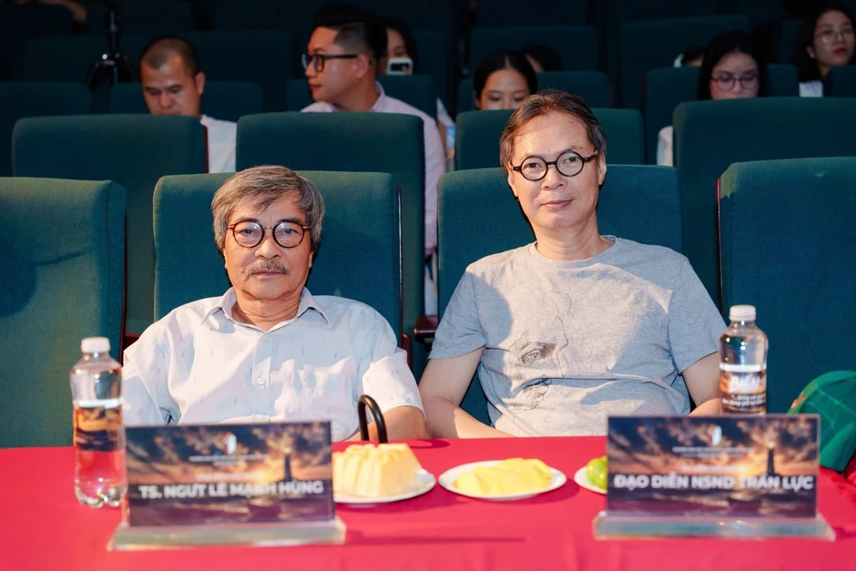 Vở kịch “Biển khát” kể nỗi đau không khép lại khi chiến tranh kết thúc Vở kịch “Biển khát” kể nỗi đau không khép lại khi chiến tranh kết thúc