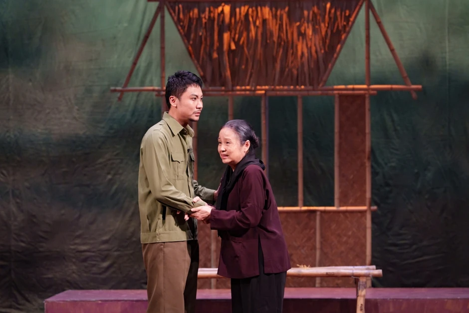 Vở kịch “Biển khát” kể nỗi đau không khép lại khi chiến tranh kết thúc Vở kịch “Biển khát” kể nỗi đau không khép lại khi chiến tranh kết thúc