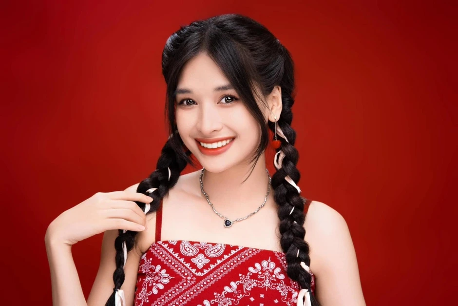 Yến My: tốt nghiệp thủ khoa, 4 năm nhận học bổng của VTV Yến My: tốt nghiệp thủ khoa, 4 năm nhận học bổng của VTV