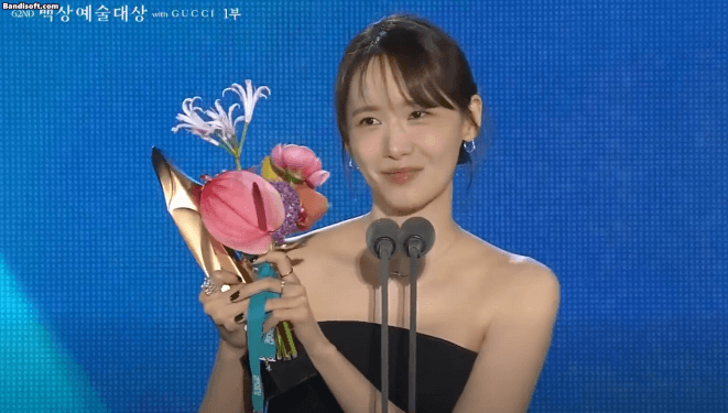 Yoona tại Baeksang: Visual 20 năm bất bại Yoona tại Baeksang: Visual 20 năm bất bại