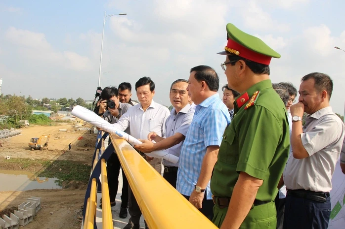 “Tối hậu thư” của Chủ tịch UBND tỉnh Đồng Nai khi kiểm tra tiến độ 2 dự án giao thông “Tối hậu thư” của Chủ tịch UBND tỉnh Đồng Nai khi kiểm tra tiến độ 2 dự án giao thông