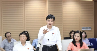 Bí thư xã ở Hà Nội nói chuyện trang bị xe đạp cho trưởng thôn đi thăm hỏi người dân