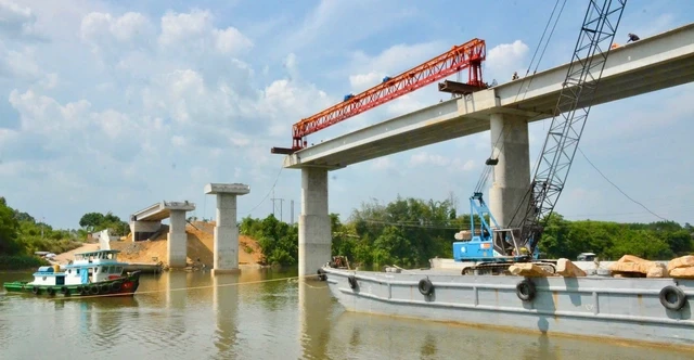 Cận cảnh cây cầu bắc qua sông Đồng Nai kết nối với TPHCM Cận cảnh cây cầu bắc qua sông Đồng Nai kết nối với TPHCM