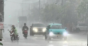 Cảnh báo mưa đá, lốc nguy hiểm đe doạ nhiều khu vực ở miền Bắc và miền Trung