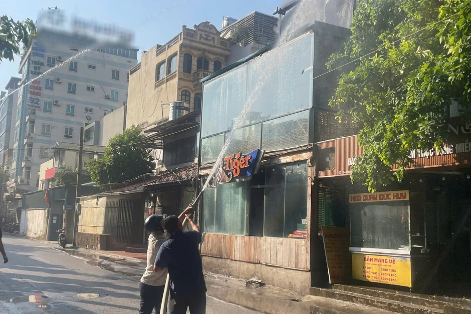 Cháy nhà hàng 3 tầng ở Hà Nội, cột khói đen bốc cao hàng chục mét