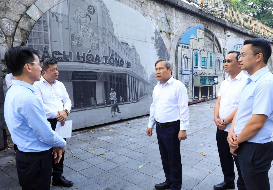 Chủ tịch Hà Nội kiểm tra việc lấy ý kiến người dân về quy hoạch sông Hồng Chủ tịch Hà Nội kiểm tra việc lấy ý kiến người dân về quy hoạch sông Hồng