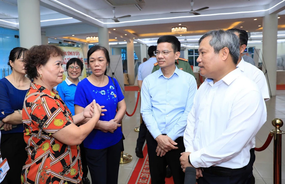 Chủ tịch Hà Nội kiểm tra việc lấy ý kiến người dân về quy hoạch sông Hồng Chủ tịch Hà Nội kiểm tra việc lấy ý kiến người dân về quy hoạch sông Hồng