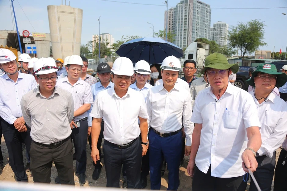Chủ tịch UBND TP.HCM Nguyễn Văn Được kiểm tra nút giao An Phú, yêu cầu đẩy nhanh tiến độ Chủ tịch UBND TP.HCM Nguyễn Văn Được kiểm tra nút giao An Phú, yêu cầu đẩy nhanh tiến độ